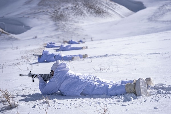 Özel Harekat Polisleri Çetin Kış Şartlarında Operasyon ve Arama Kurtarma Görevlerine Hazır