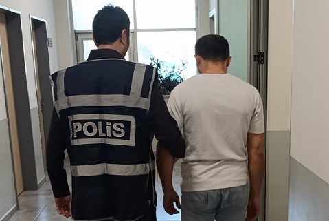 Antalya’da kendisini polis ve savcı olarak tanıtıp 3 milyon 300 bin liralık vurgun yaptı