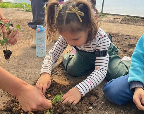 Konyaaltı’nın Minikleri Tohumları Toprakla Buluşturuyor