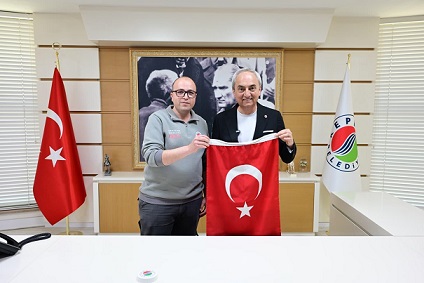 Kocagöz’den bayrağına sahip çıkan belediye personeline ödül