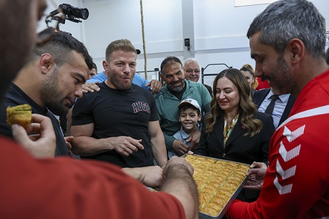 Başkan Vekili Özdemir’den güreşçilere yeni sezon öncesi moral ziyareti