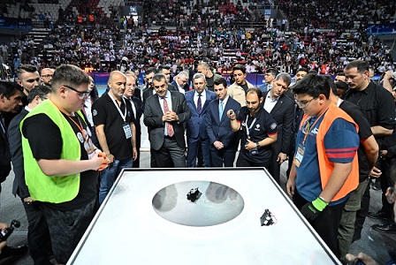 Bakan Tekin, Antalya’da robot yarışmasına katıldı