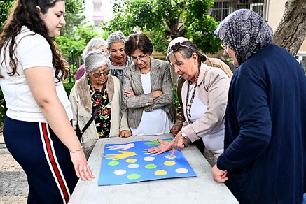 Muratpaşa’da yaşlı evlerinde bahar şenliği düzenlendi