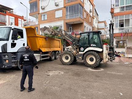 Kepez’de çöp ev operasyonu