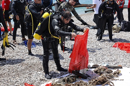 Antalya’da Denizden yaklaşık 20 ton atık çıkartıldı