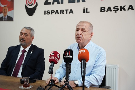 “Türkiye’de Demokrasi, Dostlar Alışverişte Görsün Tiyatrosuna Çevrilemez”