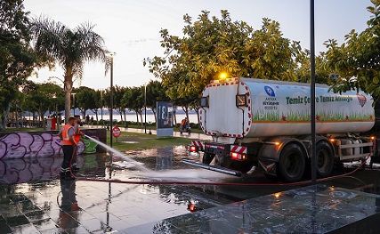 Antalya Konyaaltı Sahili’nde 7/24 temizlik mesaisi