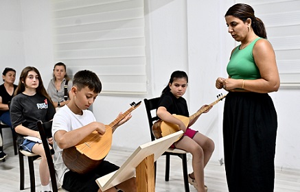 Bağlamanın sesi Değirmenönü’nde yankılanıyor