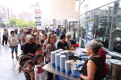 Antalya Büyükşehir Belediyesi aşure ikramına devam ediyor