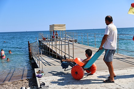 Antalya’da Engelsiz Plajda denize kolay ulaşım