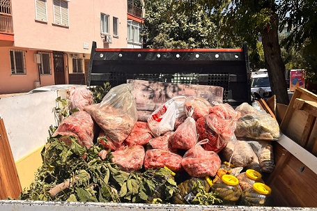 Kepez’de Sağlık Alarmı! Depodan 152 Kilo Et ve 20 Bidon Turşu Çıktı