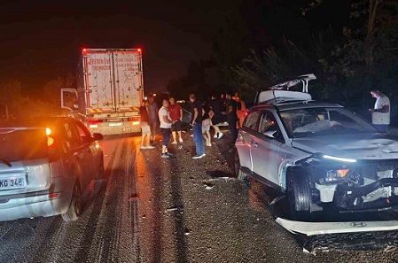 Antalya’da D-400 Savaş Alanına Döndü: 4 Araç Çarpıştı