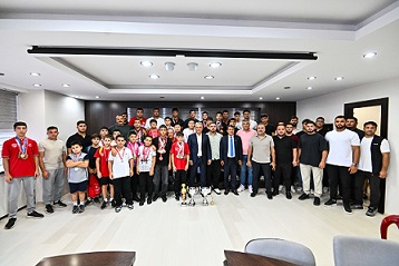Uysal, Muratpaşa’nın Güreşçileriyle Buluştu