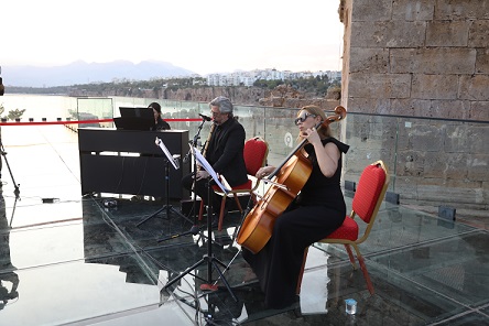 Akdeniz Manzarasında Hıdırlık Kulesi’nde Müzik Keyfi